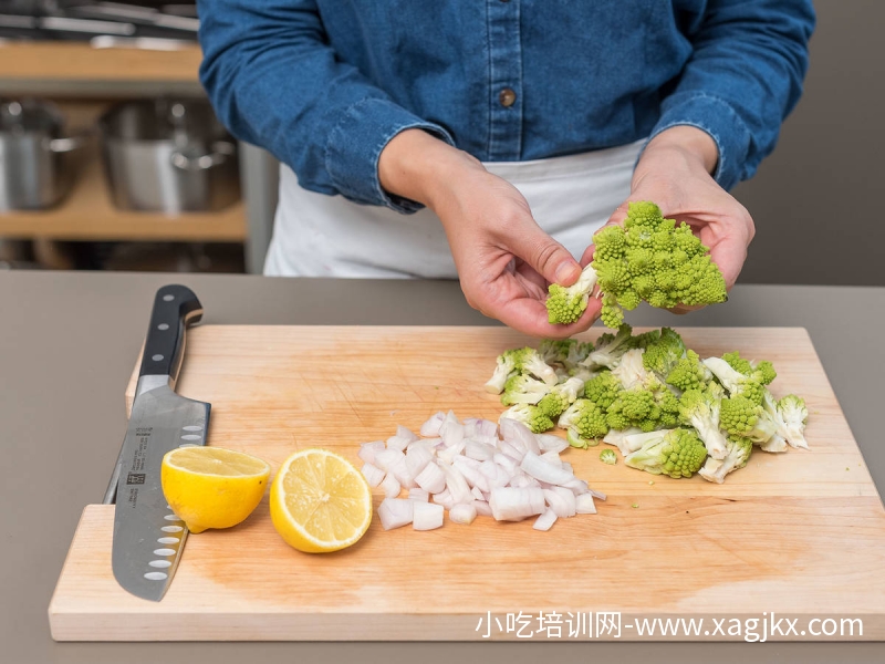 罗马花椰菜汤佐核桃薄荷沙司【制作方式】