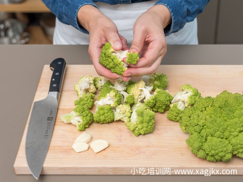 烤罗马花椰菜沙拉佐石榴蒜泥蛋黄酱【制作方式】